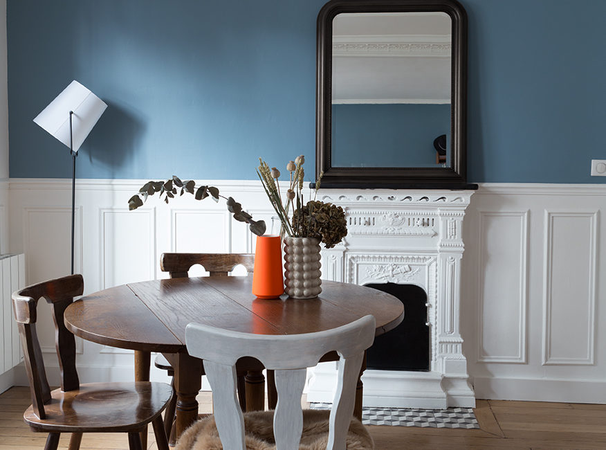 Parisien industriel murs blancs murs bleu moulures blanches dining room éclectique vintage fireplace