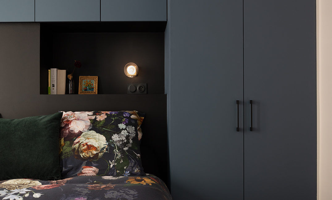 Studio Dallas tête de lit, sur mesure, noir et bleu, fleurs, velours, appartement parisien
