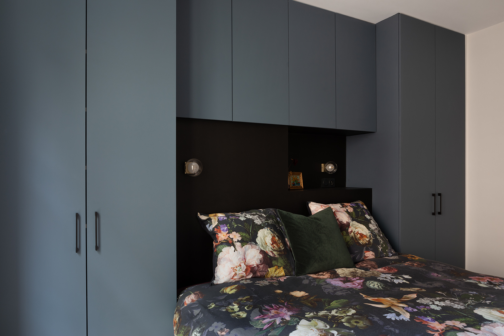 Studio Dallas tête de lit, sur mesure, noir et bleu, fleurs, velours, appartement parisien
