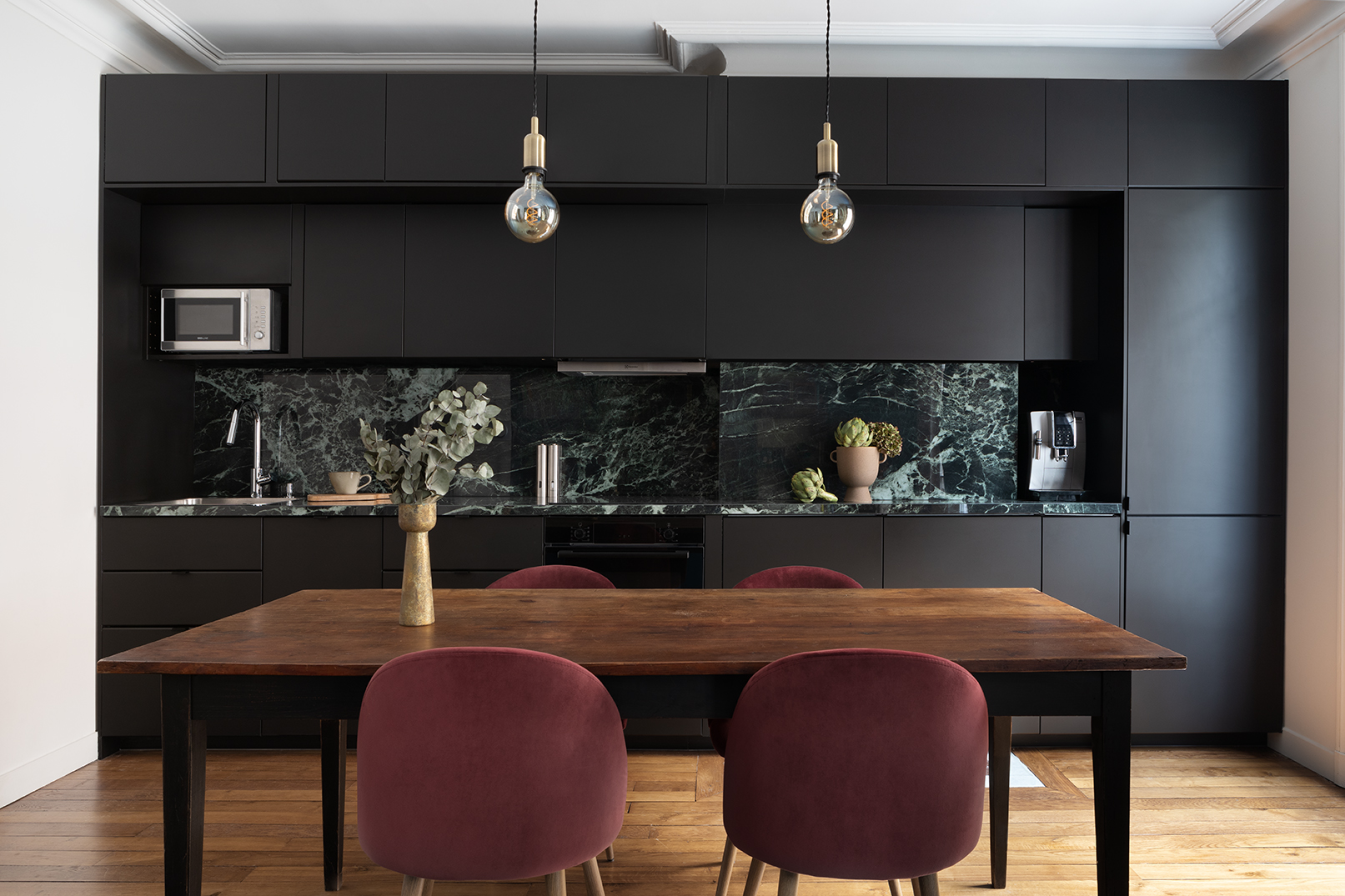 Studio Dallas cuisine noire et marbre vert, moulures, parquet ancien, appartement parisien